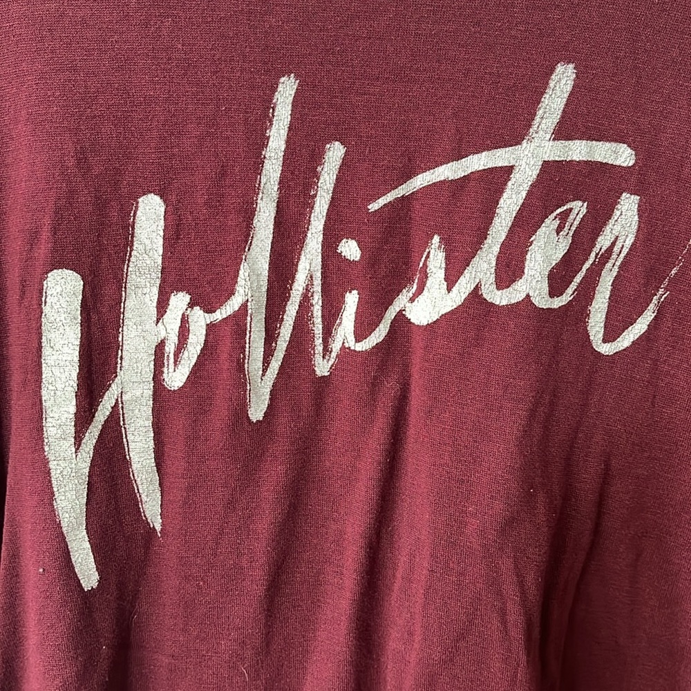 Hollister EUC T-shirt size S, burgundy, Hollister on front in white, loo… - Picture 5 of 5